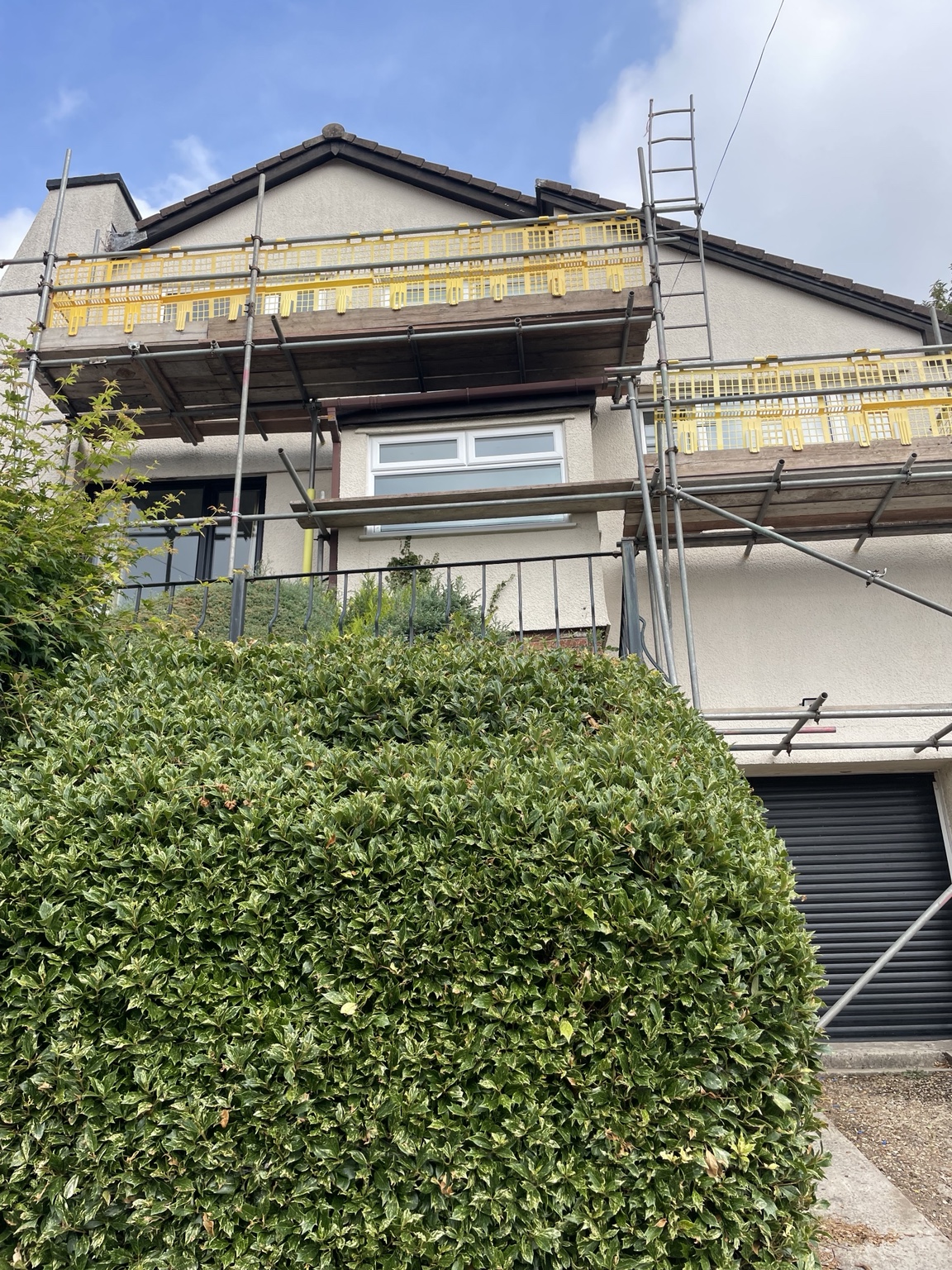 Roofline scaffolding with edge protection